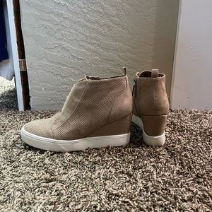 Wedged tan bootie
